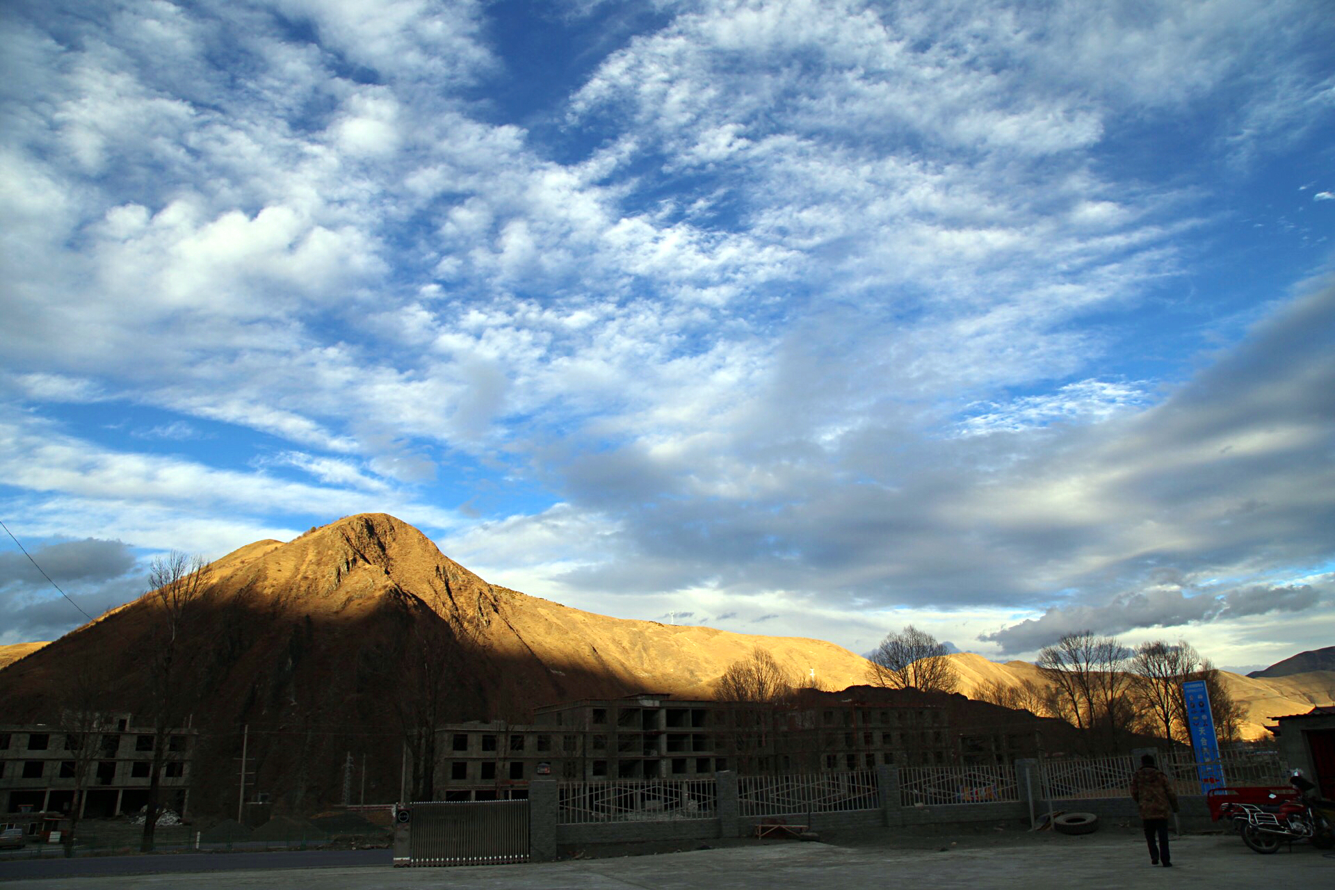 亞丁自駕路過(guò)城鎮